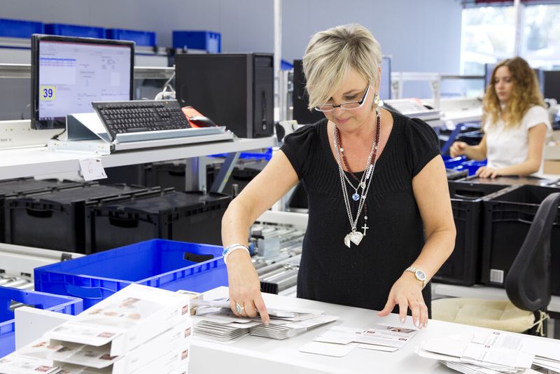 Die Viastore-Software Viadat steuert bei Bort den Kitting-Prozess: Produkte, Anleitungen und Faltschachteln werden aus dem Bulk-Lager an die Artikelverpackungsplätze gebracht, wo die Mitarbeiter daraus verkaufsfertige Produkte zusammenstellen. (Bild: Viastore)