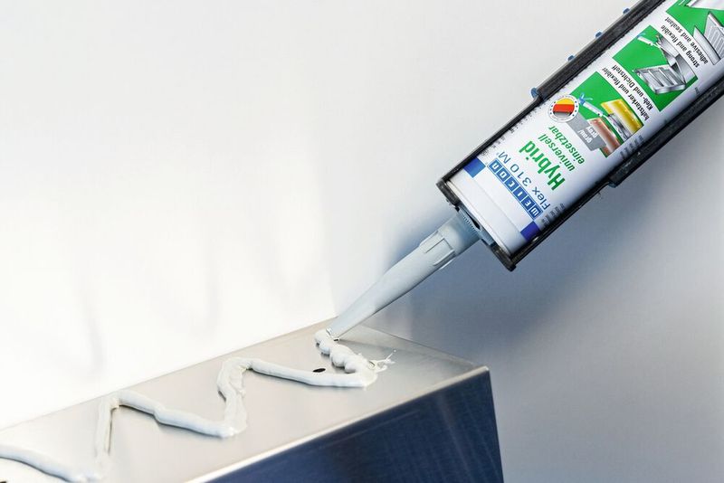 Der 1-K Kleb- und Dichtstoff auf SMP-Basis hat eine hohe Elastizität, eine gute mechanische Festigkeit, ist nicht korrosiv auf Oberflächen und schleif- und überlackierbar. (Bild: Weicon)