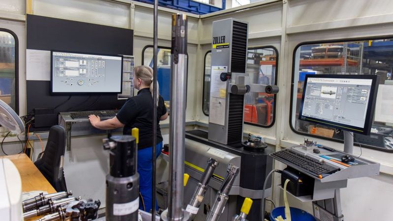 Der ToolDirector VM mit TCI-Technologie unterstützt die zentrale Datenversorgung des Voreinstellgerätes und bedarfsgerechte Organisation der Komplettwerkzeuge. (Bild:  Coscom Computer GmbH)