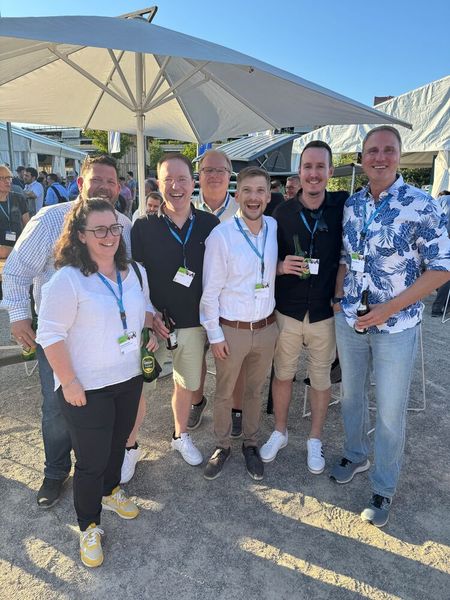 Begeisterung und Geburtstagsständchen für ihren Kollegen beim Bytec-Team (Bild: Vogel IT-Medien GmbH)