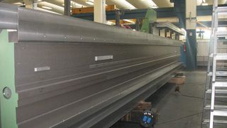 12 m langer Querbalken für eine Werkzeugmaschine. Nach der Fertigung im Handformgussverfahren wird er auf einer Langfräsanlage auf Endmaß gebracht. Bilder: Meuselwitz (Archiv: Vogel Business Media)
