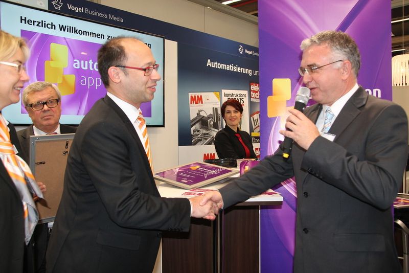Für den Shortlist-Platz bekam auch Weidmüller, hier Carmen Kothe (l.) und Gerald Lobmeier (r.), eine Ehrung. (Bild: VBM)