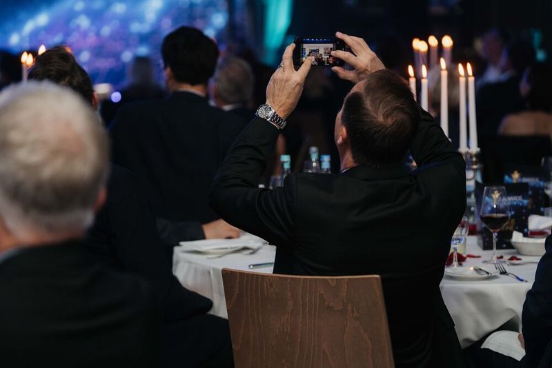 Nicht nur eine Person aus dem Publikum hat wichtige Informationen aus dem Vortrag des Kriminalanalysten per Kamera festgehalten.  (Bild: Manuel Emme Fotografie)