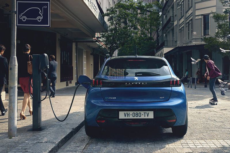 An einer 11-kW-Säule ist der e208 in fünf Stunden vollgeladen. (Peugeot)