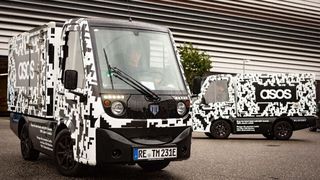Die beiden gebrandeten Tropos-Elektro-Zustellfahrzeuge sorgen für ein Highlight bei den Kunden von Asos. (Christian Kielmann)
