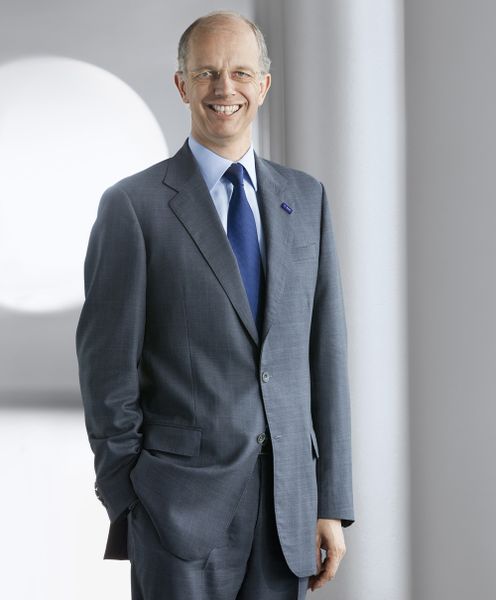 Platz 1: BASF, Deutschland  Dr. Kurt Bock ist seit 2011 CEO von BASF. Er trat die Nachfolge von Dr. Jürgen Hambrecht an. Kurt Bock wurde 1958 in Rahden/Ostwestfalen geboren und studierte von 1977 an Betriebs­wirtschafts­lehre an den Universitäten in Münster und Köln sowie an der Pennsylvania State University, USA. 1982 erhielt er sein Diplom an der Universität Köln. Er promovierte 1985 an der Universität Bonn zum Dr. rer. pol. und ist seitdem bei BASF tätig. (Bild: BASF)