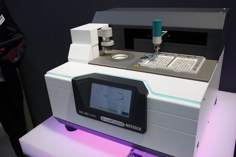 Bei Netzsch ist das Differenzkalorimeter DSC 300 Caliris die Neuheit am Stand. Mit einer Temperaturspanne von bis zu -180 bis 750 °C erweitert es die Anwendungsmöglichkeiten für DSC-Messungen, die üblicherweise nur bis 600 °C abgedeckt werden. (LABORPRAXIS, C. Lüttmann)