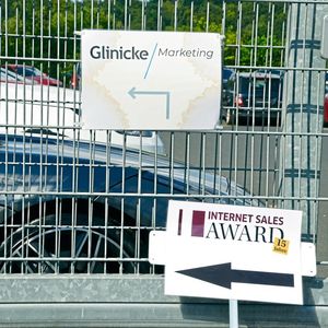 Perfekt vorbereitet: Das Glinicke-Team erwartet die Jury des Internet Sales Award.(Bild:  Achter)