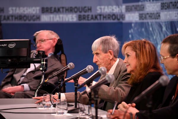 Eine illustre Runde: Der Astrophysiker Stephen Hawking, Physiker Freeman Dyson, US-Schriftstellerin und Filmproduzentin Ann Druyan und Harvard-Professor Avi Loeb (von links)   (Bild: 2016 Getty Images/Breakthrough Initiatives)