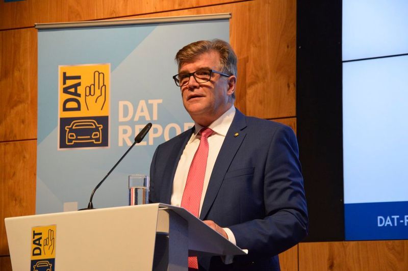 DAT-Geschäftsführer Jens Nietzschmann führte durch das Programm. (Achter / »kfz-betrieb«)