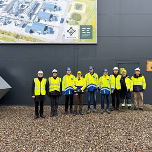 Prof. Martin Gräbner (TU Bergakademie Freiberg), Dr. Peter Seifert (TU Bergakademie Freiberg), Dr. Mario Kuschel (CAC Engineering), Rene Alcaraz Frederiksen (CEO Kassø E-Methanol & Solar Park), Stefan Lorenz (CAC Engineering), Thomas Hornbogen (CAC Engineering), Shingo Takahashi (Mitsui & Co. Deutschland), Henrik Clarson (European Energy), Toshikazu Yamazaki (CCO Solar Park Kassø) vor der E-Methanol-Produktionsanlage in Kassø, Dänemark  (Bild: Jacob Hartwig Larsen)