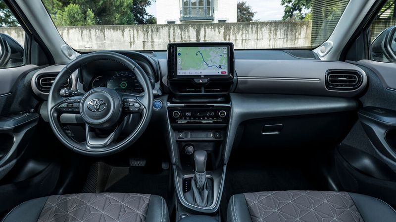 Das Cockpit ist fahrerorientiert. (Bild: Toyota)