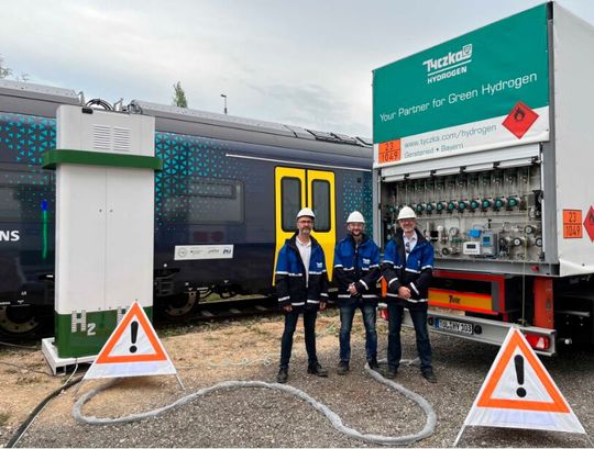 Premierefahrt mit grünem Wasserstoff im Ostallgäu erfolgreich absolviert! Hier der Tankvorgang für den Wasserstoffzug Mireo Plus H von Siemens Mobility, den Spezialisten von Tyczka Hydrogen durchführen. Diese H2-Züge sollen ab nächstem Jahr Dieselloks ersetzen.(Bild:  Tyczka)