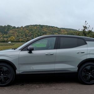 2. Die Abmessungen: Betrachtet man rein die Maße, sind die Unterschiede zwischen dem Volvo EX30 und dem EX30 CC marginal: Beide Modellvarianten sind mit gut 4,2 Metern identisch lang und mit gut 1,8 Metern gleich breit. Einen minimalen Unterschied gibt es lediglich bei der Höhe: Die Cross-Country-Variante ist dank einer größeren Bodenfreiheit 1,9 Zentimeter höher. (Bild:  Mauritz – VCG)