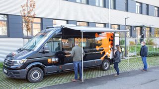 Ein VW Crafter als mobile Corona-Teststation: Der Einbauspezialist Bott richtete den Transporter nach den Anforderungen des medizinischen Personals ein.  (Bott)