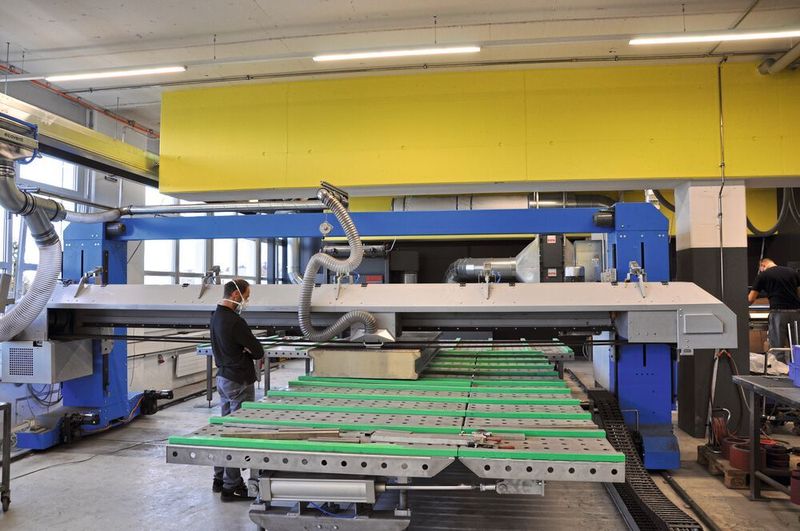 Automatisierte Prozessabsaugung an Schleifmaschine. (Technorobot)