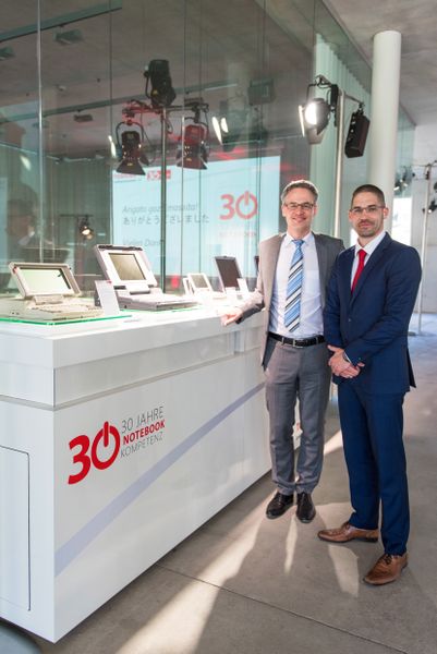 Seit der Erfindung der ersten mobilen PCs hat sich viel getan: Gabriel Willigens, Business Unit Director B2C Deutschland/Österreich, und Sven Bender, Head of Sales B2C PC Deutschland/Österreich schwelgen in der Vergangenheit (Bild: Toshiba)