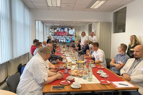 Gemütliches Frühstück an einer langen Tafel in der pilot Eventlocation futurebox, Seevetal-Maschen. (Bild: pilot Computer)