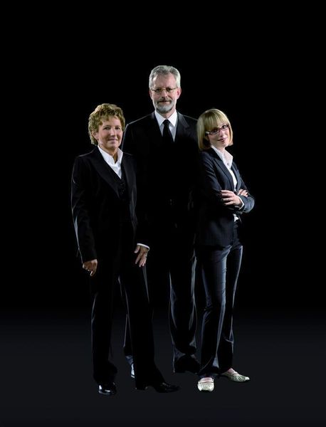 Die Unternehmerfamilie (von li.) Karin, Thomas und Julia König wird im operativen Geschäft von fünf Prokuristen unterstützt, die jeweils für die Marken bzw. Abteilungen  der Autowelt König verantwortlich sind. Fotos: AWK König (Archiv: Vogel Business Media)