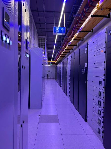 Bilder vom Rundgang: Ein Blick ins Innere des Rechenzentrums. (Bild: Paula Breukel)