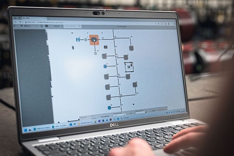 Der Flottenmanager Kuka.AMR Fleet lässt sich flexibel an hauseigene Leitsteuerungen wie bei Krone anbinden. (Bild: Kuka)
