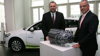 Siegfried Russwurm, Siemens-Vorstandsmitglied und CEO des Siemens-Sektors Industry und Stefan Jacoby, President und CEO der Volvo Car Corporation präsentieren den neuen Elektromotor für den Volvo C 30 Electric.  Bilder: Siemens (Archiv: Vogel Business Media)