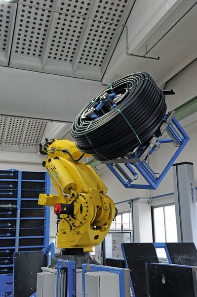 Der Schwerlastroboter M-900iB von Fanuc besitzt eine Traglast von 700 kg und eine Reichweite von 2832 mm.  (Fanuc)