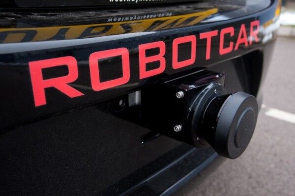 Autonom und elektrisch: Die Mobile Robotics Group der Oxford University hat einen Nissan LEAF zum autonom fahrenden Elektroauto umgebaut (Bild: MRG, Oxford University)