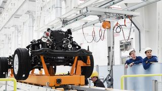 Kurz vor der „Hochzeit“ bei Volkswagen Nutzfahrzeuge: Ein Amarok-Chassis wartet auf die Zusammenführung mit der Kabine. (Bild:VWN)