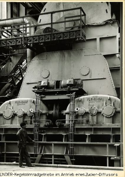 FLENDER Kegelstirnradgetriebe KHDW 1530, i=200:1, im Antrieb eines Zucker-Diffusors. Die Förderleistung lag bei 2400t in 24h; die Aufnahme stammt aus Mai 1962. (Bild: Siemens)