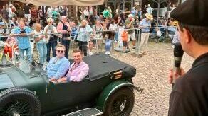 Motorjournalist und PS.Speicher-Kurator Andy Schwietzer moderierte die Ankunft der Fahrzeuge. (Bild: PS.Speicher)
