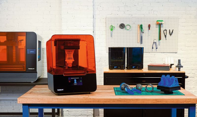 Desktop-Drucker nehmen wenig Platz weg, sind schnell installiert und können schon einiges für die Serienfertigung tun. Außerdem ist die Investition ist überschaubar. (Bild: Formlabs)
