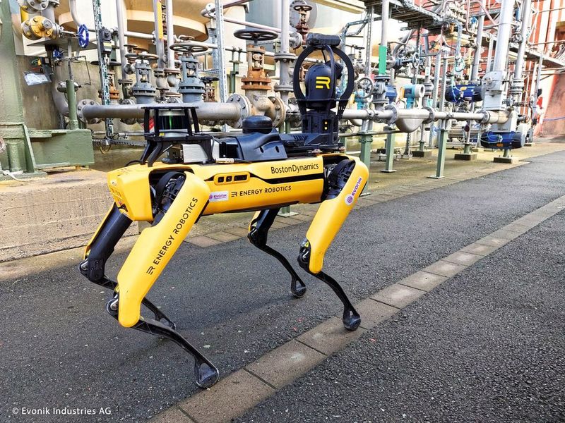Angepasst an die Anforderungen des Industriebetriebs absolviert der mobile Roboter automatisiert Inspektionsrouten, liest dabei Messwerte aus und sammelt Daten – auch von Messstellen, die für den Menschen schwierig zu erreichen sind.