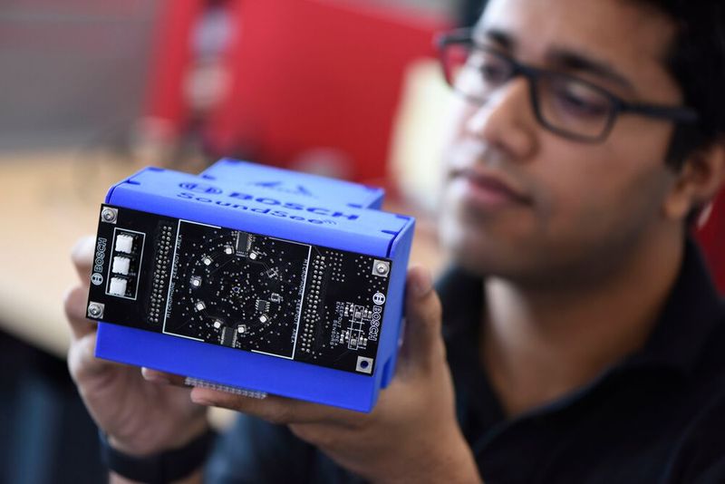 Das Sensorsystem SoundSee, das bereits Ende 2019 ins All geschickt wurde, wird vom autonom fliegenden NASA-Roboter Astrobee aus in der Raumstation ISS ungewöhnliche Geräusche herausfiltern, mithilfe von KI-Algorithmen analysieren und signalisieren, wann eine Wartung erforderlich ist.  (Bild: Bosch)