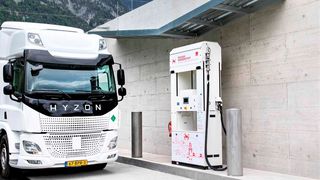 Das ist die leistungsstärkste Wasserstoff-Tankstelle Europas. Sie seht im österreichischen Völs und dient dem Lebensmittelhändler Mpreis nun zur raschen Betankung seiner Brennstoffzellen-Lkw. Das zukunftsweisende Konzept der Tankstelle stammt von Linde Engineering. (Bild: Linde)