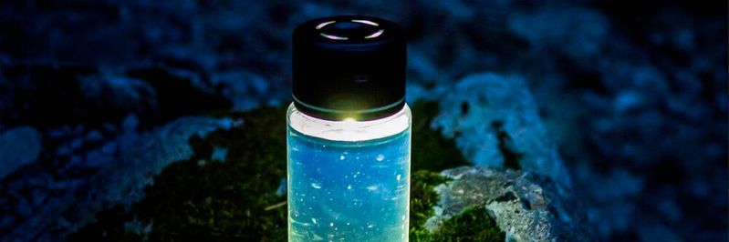 Diese Wanderflasche hält nicht nur Wasser, sondern reinigt es auch mittels UV-Strahlen. Außerdem sind eine Taschenlampe und eine Powerbank integriert. Diese Wanderflasche hält nicht nur Wasser, sondern reinigt es auch mittels UV-Strahlen. Außerdem sind eine Taschenlampe und eine Powerbank integriert.