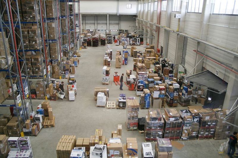 Blick auf Warenein- und -ausgangsbereich im Logistikzentrum II, kurz nach Einzug der Logistik im Dezember 2008. (Archiv: Vogel Business Media)