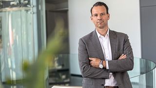 Torsten Philipp ist Geschäftsführer der Geislinger GmbH. Das österreichische Familienunternehmenwird mittlerweile bereits in vierter Generation geführt. Geislinger produziert unter anderemmaßgeschneiderte Kupplungen, Dämpfer, Wellen und Antriebsstranglösungen. Bei einemJahresumsatz von zuletzt 141,4 Millionen Euro (Geschäftsjahr 2024/2025) beschäftigt das Unternehmenrund 900 Mitarbeiter in fünf Ländern. (Bild: Florian Stuerzenbaum)