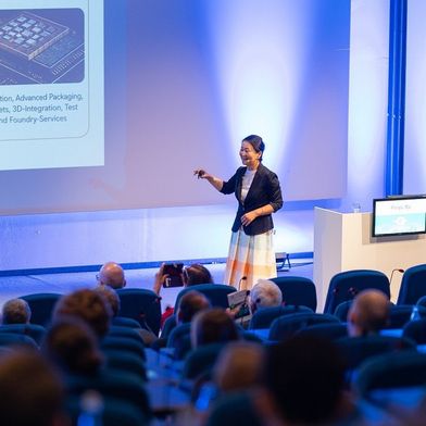 Die aufrüttelnde Opening Keynote von Prof. Dr. Feiyu Xu begeisterte die Teilnehmenden auf der Automation 2026. (Bild: VDI Wissensforum)