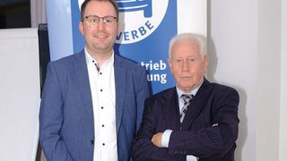 Sie ziehen gemeinsam an einem Strang: Der neue Geschäftsführer Sven Gustafson (l.) und Obermeister Hermann Görtz von der Kfz-Innung Düsseldorf.  (Zietz/»kfz-betrieb«)