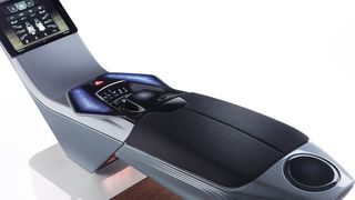 Dr. Schneider stellte bereits auf der IAA die „kapazitive Konsole“ vor. Sie soll den Designern durch einen speziellen Herstellprozess neue Gestaltungsspielräume eröffnen. (Dr. Schneider)