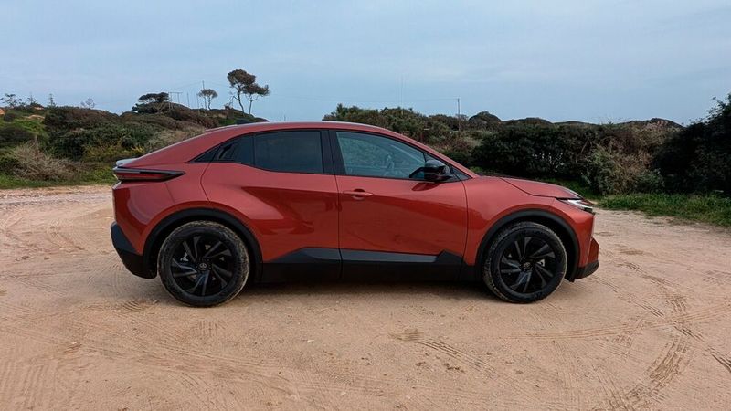 Der C-HR+ ist zwar namentlich mit dem C-HR verwandt, es handelt sich aber um ein komplett eigenständiges Modell, das sich die Plattform mit dem bZ4X teilt. Mit gut 4,5 Metern ist der C-HR+ rund 16 Zentimeter länger als der C-HR. (Bild: Mauritz – VCG)