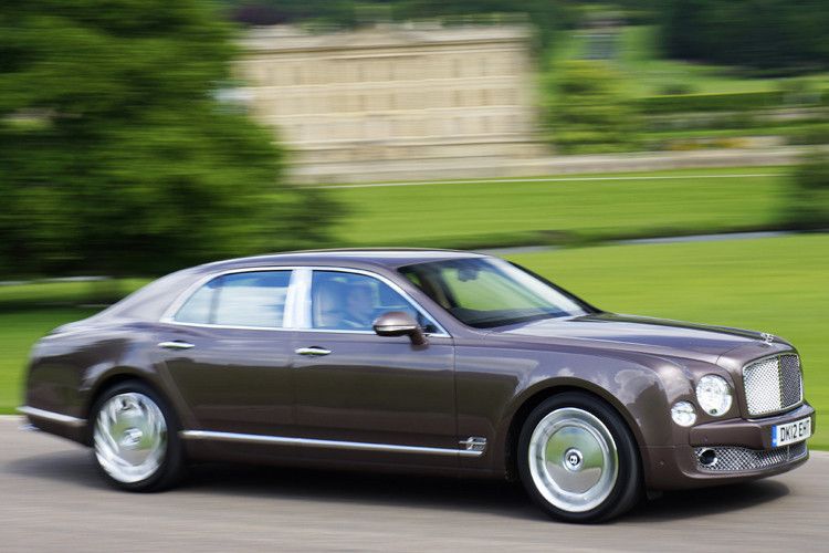 Angetrieben wird die Luxuslimousine von einem 6,7-Liter-V8-Turbo mit 377 kW/512 PS. (Foto: Bentley)