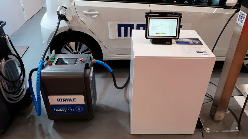 Bei Mahle hat man sich eine spezielle Art des SOH-Tests von Hochvoltakkus ausgedacht: Über die OBD-Verbindung werden die Akkudaten ausgelesen, während ein transportables 20-kW-Ladegerät (im Bild links) den Akku mit unterschiedlich großen Ladeströmen belastet. Zeiterfordernis: 15 Minuten. Kosten für das Gesamtsystem aus Diagnose- und Ladegerät: etwa 20.000 Euro. Lieferbar ab Jahresende. (Bild: Diehl – VCG)