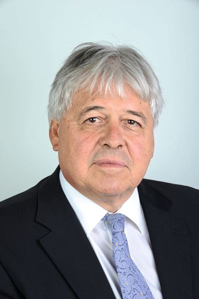 Hans Rudolf Haefeli, CEO und Inhaber der etampa AG in Grenchen: «Spanende Verfahren durch Stanzen und Feinschneiden zu substituieren, lohnt sich aufgrund der hohen Produktivität und der Einsparung an Werkstoff.» (etampa AG)