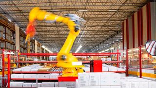 Künstliche Intelligenz (KI), Automatisierung per Robot (hier ein Symbolbild) und Datenanalysen steigern die Effizienz der Intralogistik. (Bild: DHL Group)