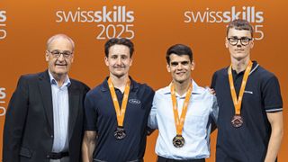 Bundesrat Guy Parmelin mit den Siegern im Bereich «Polymechaniker CNC Fräsen»: Gold ging an Manuel Nussbaumer (Bucher Hydraulics AG, Mitte), Silber an Nico Jonas Känzig (Fraisa SA, links) und Bronze an Aaron Bucher (Rego-Fix AG, rechts) ... (Bild: Manu Friedrich)