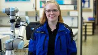 Für Physiklaborantin Nicole Mück gestaltet sich das Arbeiten durch die Applikation leichter: „Ich habe mehr Zeit für Dokumentationsaufgaben, zum Bespiel aufwendige Prüfberichte.“ (Bild: Onrobot)