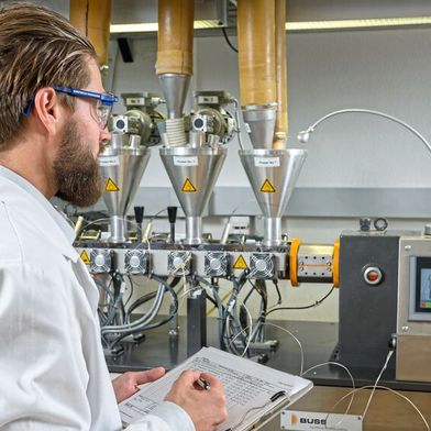 The properties of cables, such as flame resistance, tensile strength, or heat resistance, are largely determined by the chemical composition of the plastic sheath. Therefore, many applications require custom-made compounds precisely tailored to specific requirements. (Image:Lapp)