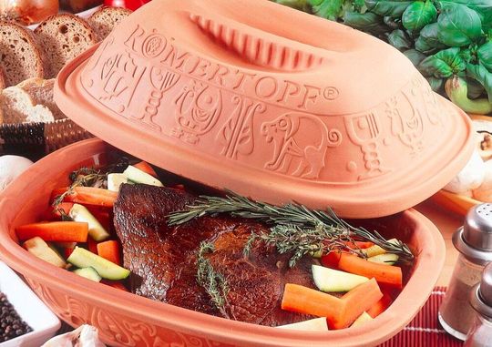 Der Römertopf ist ein bekanntes Kochutensil seit den 70er-Jahren. Doch im Juni ist der gleichnamige Hersteller in die Insolvenz geschliddert. Jetzt gibt es neue Hoffung für die Zukunft, denn gleich zwei Investoren melden Interesse an. Einer will jedoch die Produktion verlagern ...(Bild:  Römertopf)